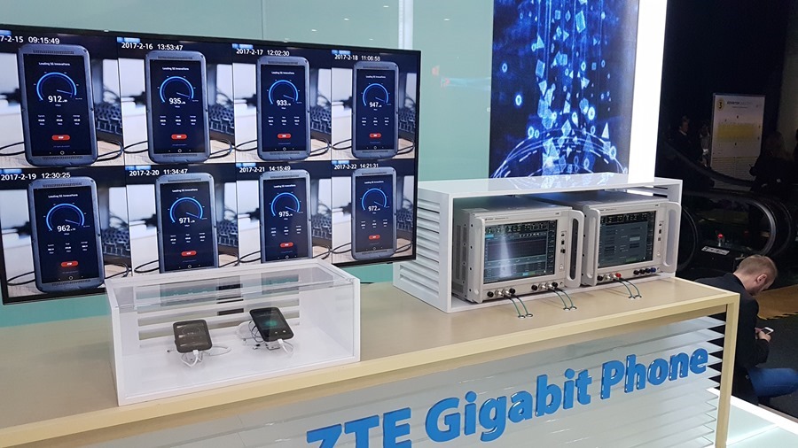 ZTE 在 MWC 展出第一支可以提供 1Gbps 高速下載的手機 Giga phone，1 秒就能下載一部DVD影片 20170228_152912