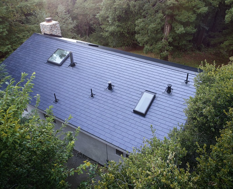 首個安裝 Tesla 太陽能屋頂的案例完成施工 tesla-solar-roof-tile-home-install