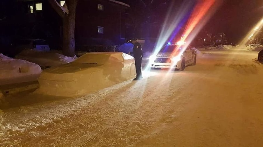 用雪堆雕出來的車，連警察也上當 snow-delorean-2-1