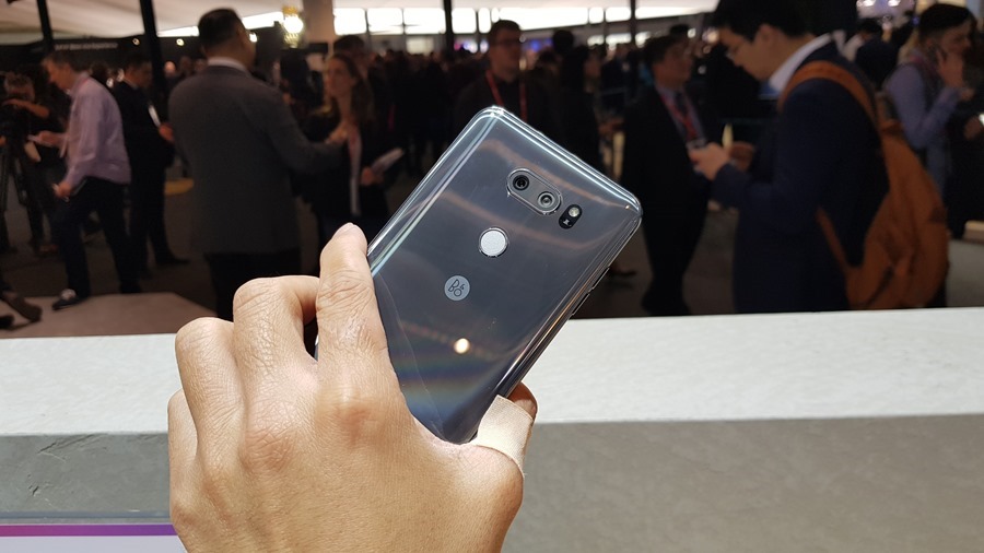 [MWC 2018] 不與爭鋒？ LG 在 MWC 僅推出小改款 V30S ThinQ 系列手機，主打相機 AI 功能 20180226_100740