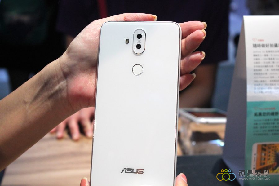 把孔劉帶回家！ZenFone 5 推「孔劉限定版」，新色「雪花白」超美登場 IMG_9730-900x600