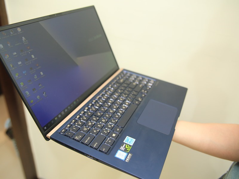 美‧力無邊ASUS ZenBook 15 UX533FD 開箱，全球最小15.6 吋筆電，電池續航力長達 16 小時！ IMG_9218