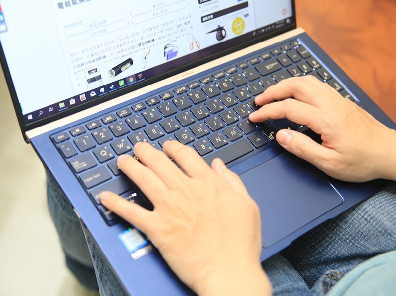 美‧力無邊ASUS ZenBook 15 UX533FD 開箱，全球最小15.6 吋筆電，電池續航力長達 16 小時！ IMG_9223