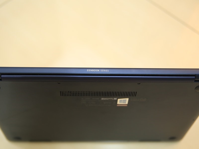 美‧力無邊ASUS ZenBook 15 UX533FD 開箱，全球最小15.6 吋筆電，電池續航力長達 16 小時！ IMG_9250