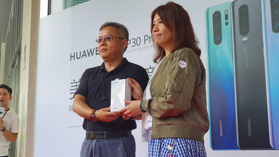 HUAWEI P30/P30 Pro 預購成長 300%，全國 3,500 人領排隊禮再破業界紀錄 %E8%8F%AF%E7%82%BAP30%E9%A0%90%E8%B3%BC%E6%8E%92%E9%9A%8A%E6%B4%BB%E5%8B%95-33