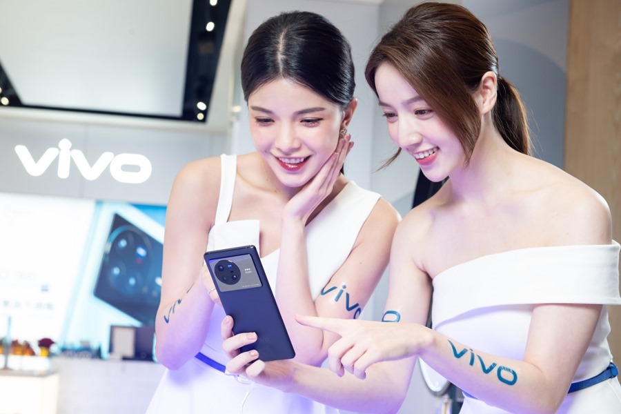 vivo 推出 X80雙晶片旗艦手機，全球首搭天璣9000處理器 %E4%BD%9C%E7%82%BAX%E7%B3%BB%E5%88%97%E5%8D%81%E5%B9%B4%E9%87%8C%E7%A8%8B%E7%A2%91%E4%B9%8B%E4%BD%9C%EF%BC%8Cvivo-X80%E9%9B%99%E6%99%B6%E7%89%87%E6%97%97%E8%89%A6%E6%89%8B%E6%A9%9F%E6%90%AD%E8%BC%89%E5%85%A8%E5%8F%B0%E9%A6%96%E6%AC%BE%E8%81%AF%E7%99%BC%E7%A7%91%E6%8A%80%E5%A4%A9%E7%92%A39000%E8%88%87vivo%E7%8D%A8%E5%AE%B6%E8%A8%82%E8%A3%BDV1%E5%B0%88%E6%A5%AD%E5%BD%B1%E5%83%8F%E6%99%B6%E7%89%87