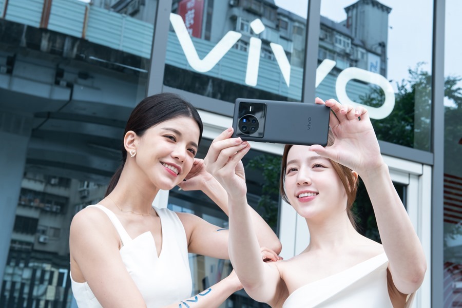 vivo 推出 X80雙晶片旗艦手機，全球首搭天璣9000處理器 vivo-X80-%E6%8E%A1%E7%94%A86.78%E5%90%8BE5-AMOLED-FHD%E8%B6%85%E6%84%9F%E5%85%89%E6%9B%B2%E9%9D%A2%E8%9E%A2%E5%B9%95%EF%BC%8C%E5%B8%B6%E4%BE%86%E6%9B%B4%E6%9A%A2%E5%BF%AB%E7%9A%84%E5%BD%B1%E9%9F%B3%E3%80%81%E9%81%8A%E6%88%B2%E9%AB%94%E9%A9%97