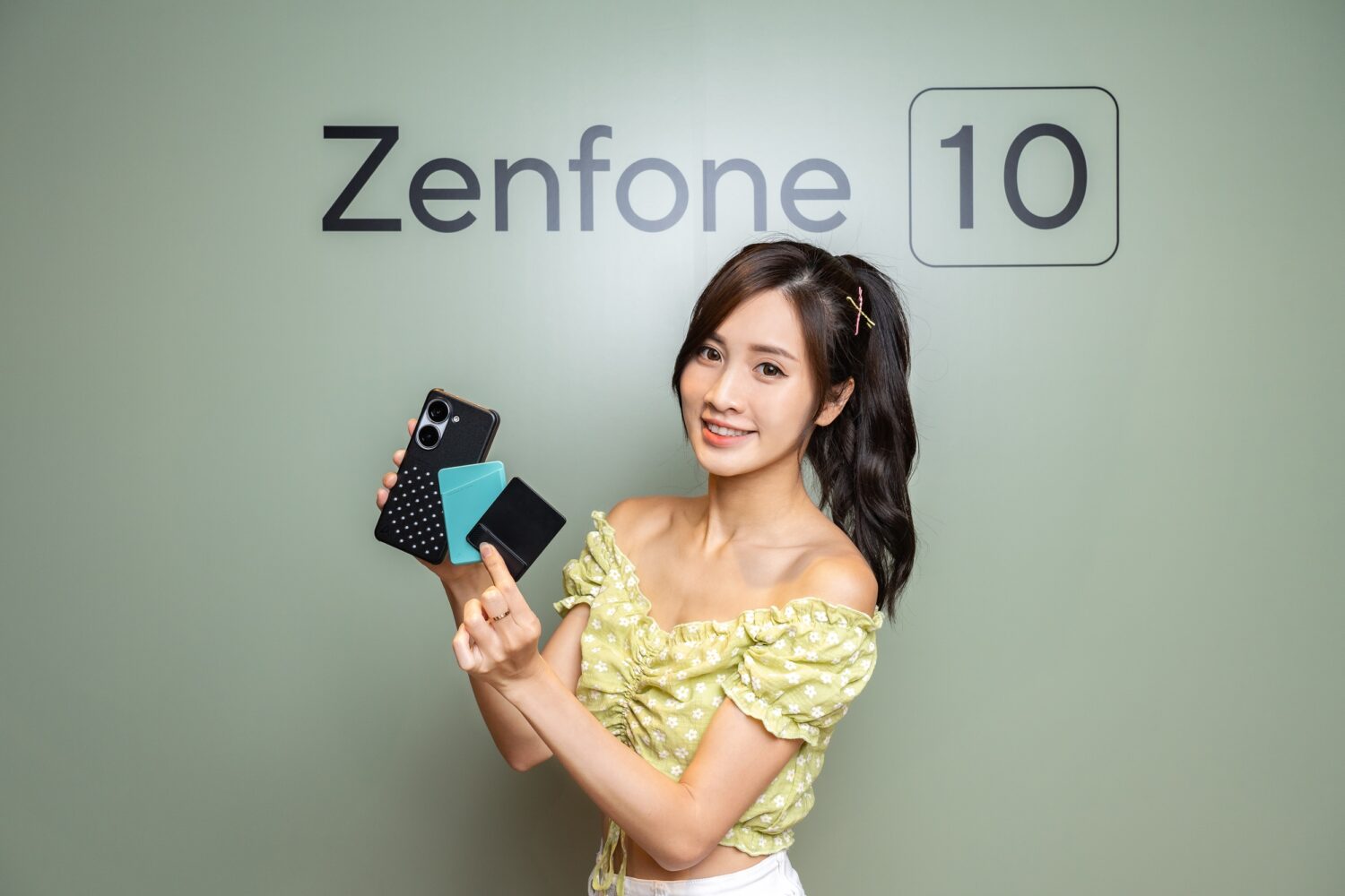 專為單手使用打造！ASUS Zenfone 10 旗艦機發表 官方配件「Connex智慧擴充配件組」包含多功能手機殼、便攜卡夾及自動開啟串流媒體的感應式手機架。-1500x1000