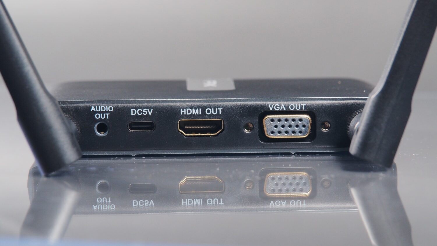 開會拉 HDMI 線超煩人？WTR-5500 HDMI 無線會議系統傳輸器，1 秒切換投影裝置，讓會議更流暢！ P1013201-1500x844