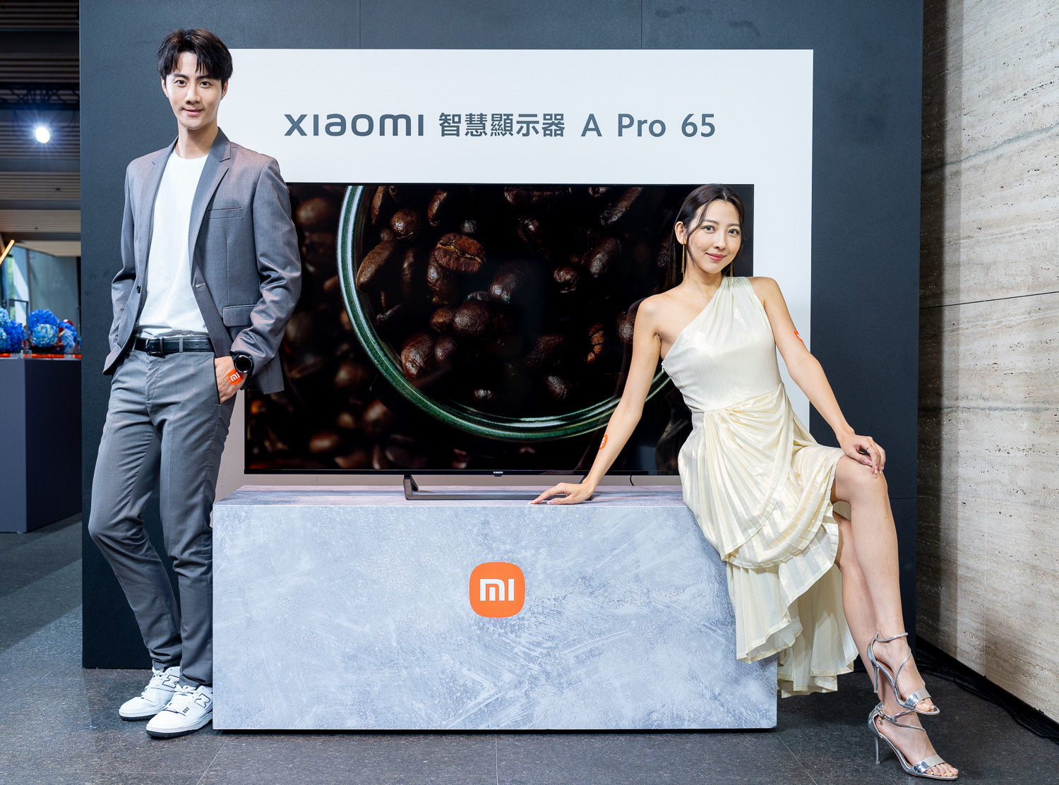 小米推出平價智慧手環 Xiaomi 手環8 Active、Xiaomi Watch 2 Pro 支援 eSIM 及 Google Wear OS、65吋大電視又升級啦！ 4.-Xiaomi-智慧顯示器-A-Pro-65型瞄準多數家庭客廳空間所設計，提供65吋黃金視覺比例，一體成型的細緻金屬邊框與超越標準電視的極高螢幕占比設計。