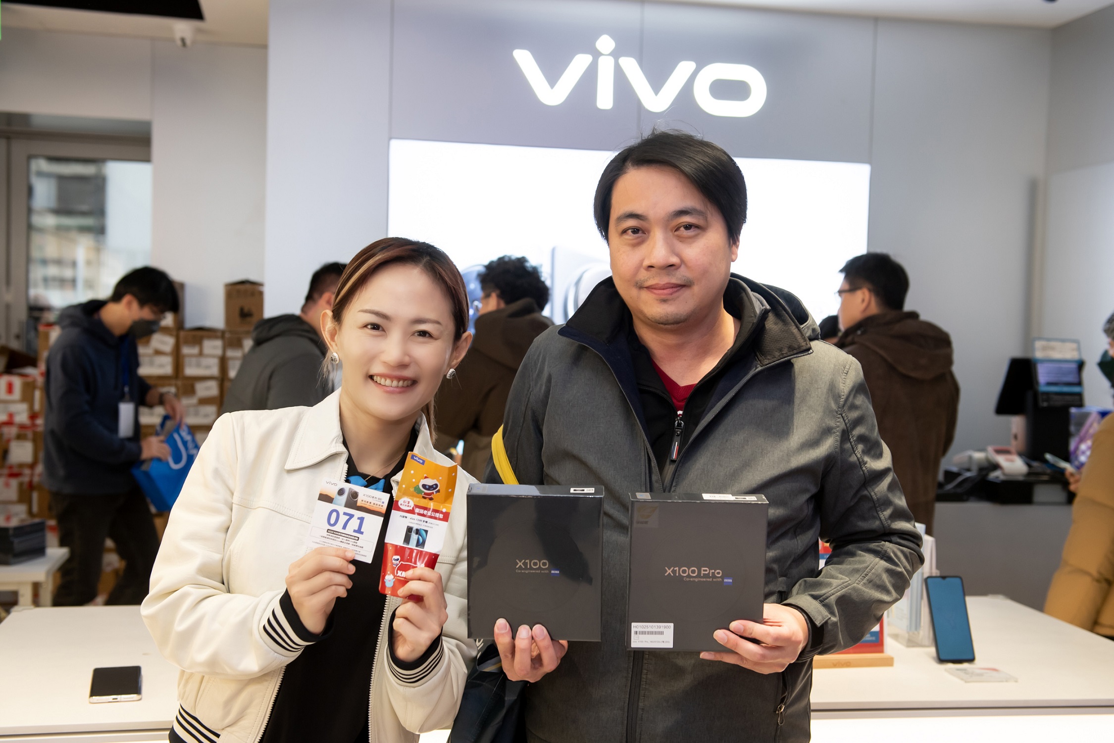 vivo X100 系列手機預購超熱門！銷量成長 10 倍 5】來自林口的羅先生雖然和頭香無緣，但好手氣抽中X100手機一支，免費升級買一送一，他興奮表示因為是女兒要求他來排隊，抽到這隻手機將贈送給女兒，和女兒一起紀錄